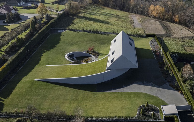 Yaw House: When Architecture Learns to Follow the Mountain